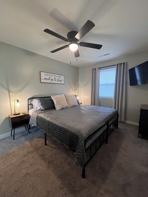 Room - Charming 1-bedroom condo with AC in cozy Cheney. (Cheney)