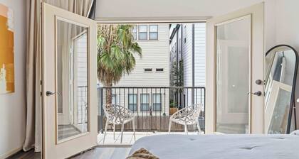 16 min to Stadium · Designer Home · Sleeps 7 · Free Garage Parking
