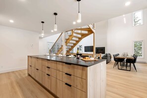 Dining - Villa sur le Lac - Private Spa & Waterfront (Shannon)