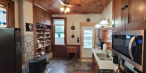 Jääkaappi, mikroaaltouuni, uuni, liesi