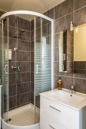 Sèche-cheveux, serviettes fournies, savon, papier toilette