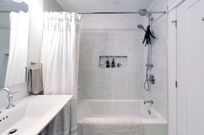 Bidet, toallas, jabón, shampoo
