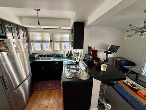 Réfrigérateur, four, plaque de cuisson, cafetière/bouilloire