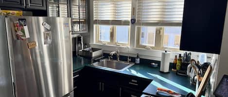 Frigorifero, forno, piano cottura, macchina per tè/caffè