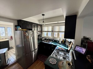 Réfrigérateur, four, plaque de cuisson, cafetière/bouilloire