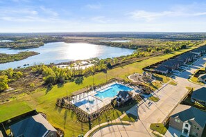 Una zona residenziale con una grande piscina circondata da case e un fiume.