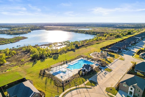 Luxurious 4-Bed Home in Aubrey TX