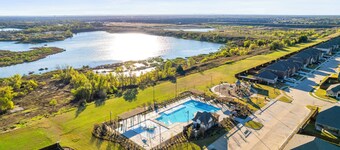 Luxurious 4-Bed Home in Aubrey TX