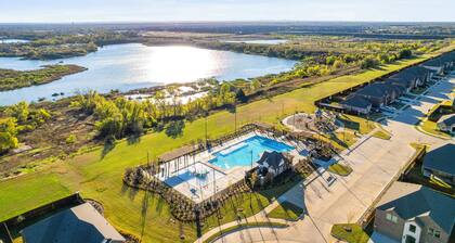 Luxurious 4-Bed Home in Aubrey TX