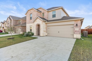 Exterior - Luxurious 4-Bed Home in Aubrey TX (Krugerville)