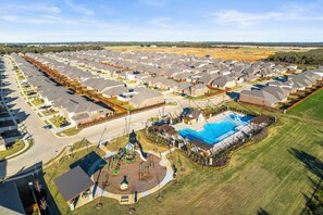 Exterior - Luxurious 4-Bed Home in Aubrey TX (Aubrey)