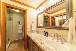 Shower, hair dryer, towels, soap - Updated, family friendly, 2-bdrm + loft, 3-bath condo, near Canyon Lodge (Mammoth Lakes)