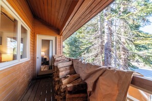Terrace/patio - Updated, family friendly, 2-bdrm + loft, 3-bath condo, near Canyon Lodge (Mammoth Lakes)