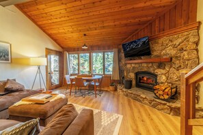 TV, fireplace - Updated, family friendly, 2-bdrm + loft, 3-bath condo, near Canyon Lodge (Mammoth Lakes)