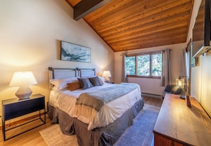 WiFi, bed sheets - Updated, family friendly, 2-bdrm + loft, 3-bath condo, near Canyon Lodge (Mammoth Lakes)