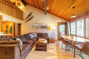 TV, fireplace - Updated, family friendly, 2-bdrm + loft, 3-bath condo, near Canyon Lodge (Mammoth Lakes)