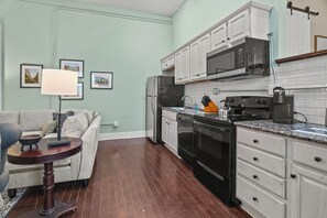 Private kitchen - Local Discounts-Charming View of Downtown Newark (Newark)