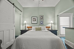 Room - Local Discounts-Charming View of Downtown Newark (Newark)