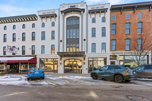 Local Discounts-Charming View of Downtown Newark