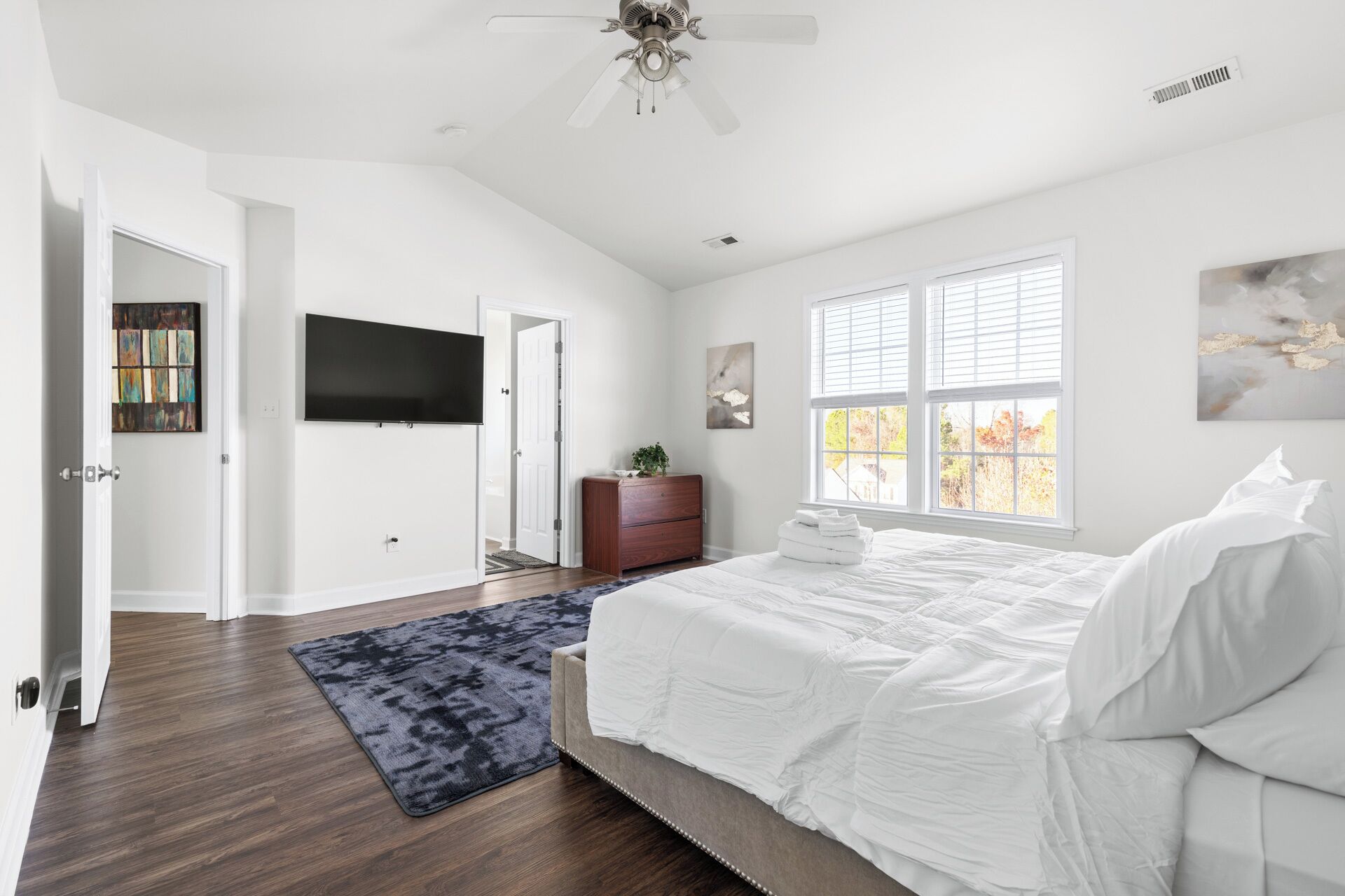 Iron/ironing board, WiFi, bed sheets