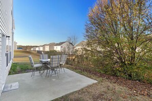 Outdoor dining - Superb 4-bedroom house with AC in vibrant Raleigh (Raleigh)