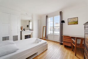 Iron/ironing board, WiFi, bed sheets - Top floor Saint Germain Terrace Apartmrent (Paris)