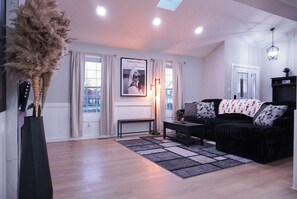 Älytelevisio, takka, kirjoja