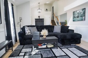 TV connectée, cheminée, livres
