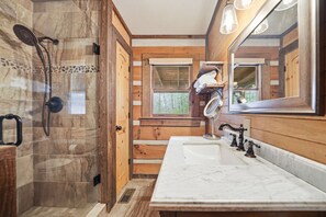 Shower, hair dryer, towels, soap - Secluded Cabin in Aska Adventure Area (Cherry Log)