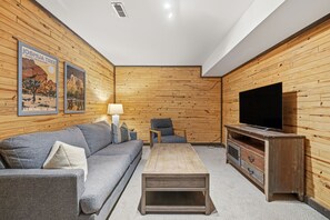 Smart TV - Secluded Cabin in Aska Adventure Area (Cherry Log)