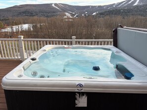 Outdoor spa tub - Spacious 5-bedroom house in delightful Windham with Stunning View of Ski Area (Windham)