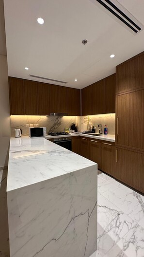 Private kitchen - Cozy 1-bedroom apartment with AC in awesome Dubai (Dubai)