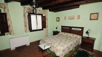 Dobbeltrom – comfort, balkong, byutsikt | Skrivebord, skrivebord for bærbar PC og wi-fi (inkludert)