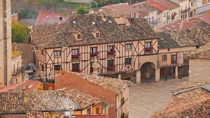 Un bâtiment traditionnel à colombages, doté d’une cour et entouré d’autres constructions similaires.