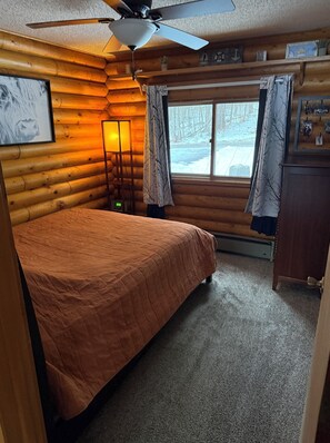 4 bedrooms, free WiFi, bed sheets - Wisconsin River Getaway. Large yard and shoreline. Pet friendly. (Merrill)