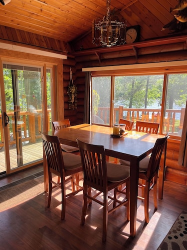 Wisconsin River Getaway. Large yard and shoreline. Pet friendly.