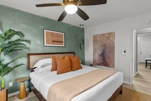 Tabla de planchar con plancha, wifi gratis y ropa de cama 