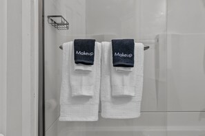 Sèche-cheveux, serviettes fournies, savon, shampoing
