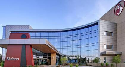 Artful Central West End 2BR w/Balcony and Backyard Near Forest Park, BJC & WashU