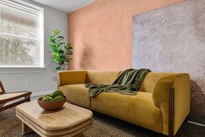 Una Smart TV, una chimenea
