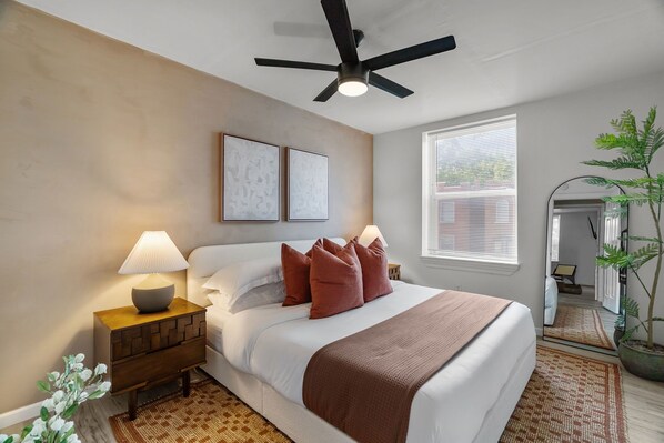 Tabla de planchar con plancha, wifi gratis y ropa de cama 