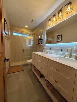 Shower, hair dryer, towels, soap - Après Ski - 3-bedroom home in Park City, pet friendly, 3+ miles from the resort. (Park City)