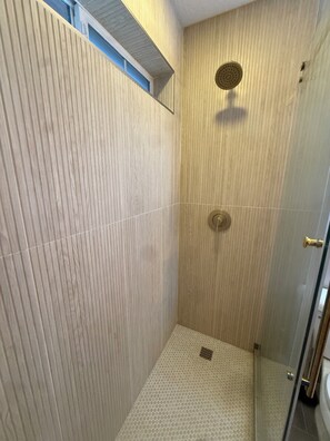 Shower, hair dryer, towels, soap - Après Ski - 3-bedroom home in Park City, pet friendly, 3+ miles from the resort. (Park City)