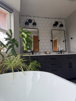 Shower, hair dryer, towels, soap - Après Ski - 3-bedroom home in Park City, pet friendly, 3+ miles from the resort. (Park City)