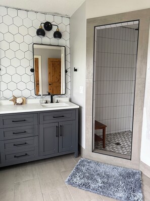 Shower, hair dryer, towels, soap - Après Ski - 3-bedroom home in Park City, pet friendly, 3+ miles from the resort. (Park City)