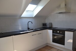 Appartement | Privékeuken | Een koelkast, een microgolfoven, een kookplaat