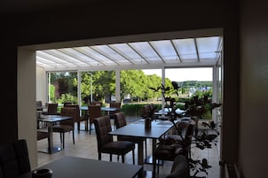 Café da manhã com buffet grátis todos os dias