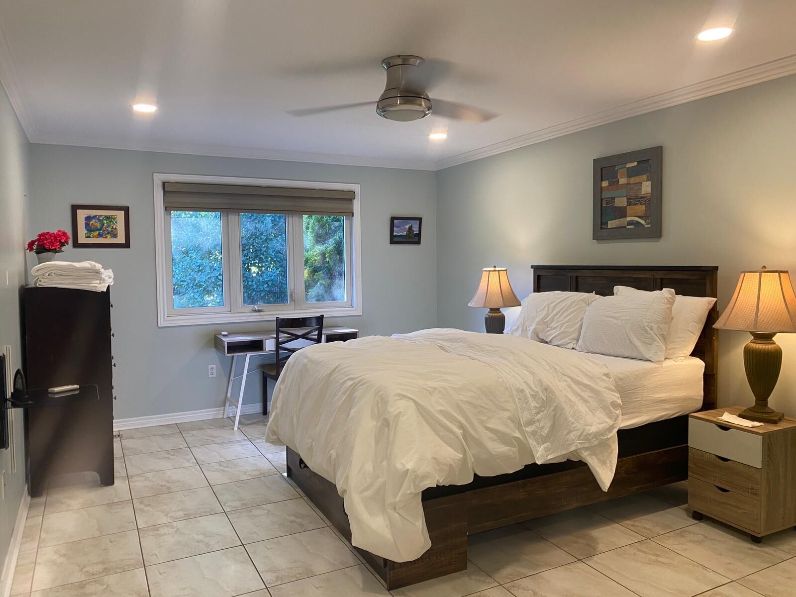 Silitysrauta/-lauta, Wi-Fi, vuodevaatteet