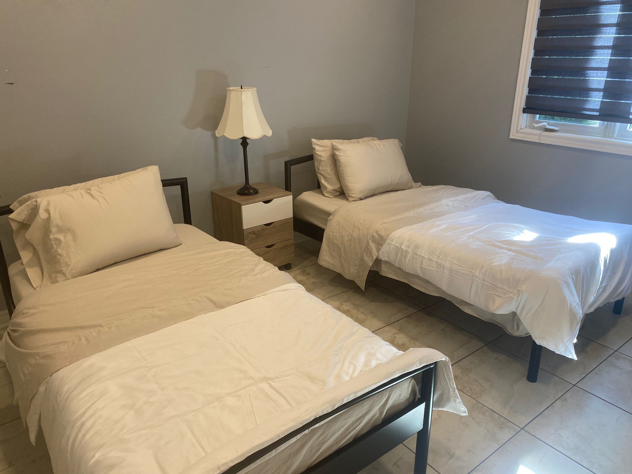 Tabla de planchar con plancha, wifi y ropa de cama 