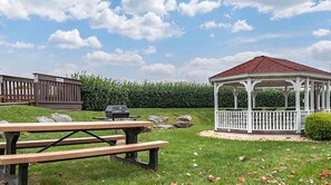 Outdoor dining - BlueGreen Resort  2 bedroom suite in Hershey. With indoor and outdoor pools (Hershey)